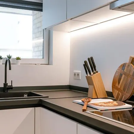 Huswell - Centrally Located In Apartment *